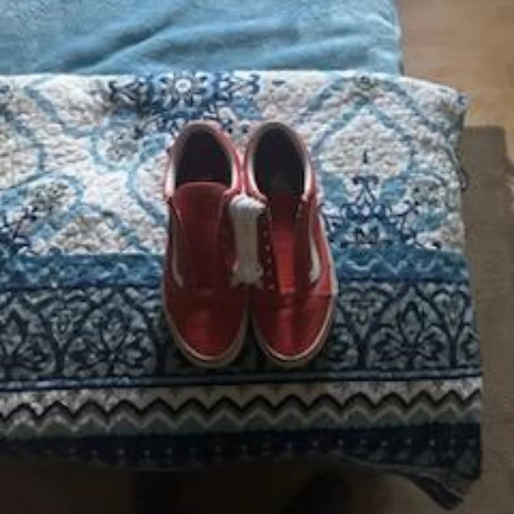Red vans - Picture 2 of 3